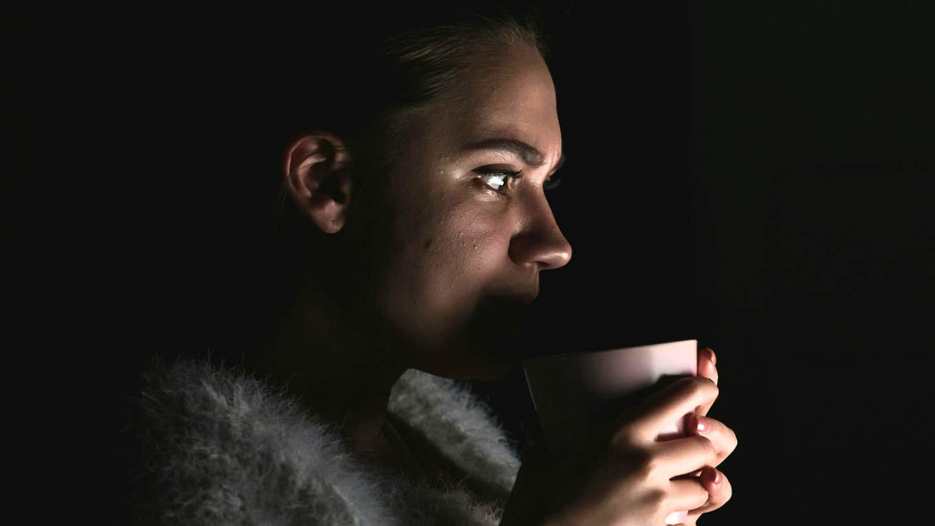 people who need the TV on to fall asleep at night usually display these behaviors, according to psychology Person cannot fall asleep without TV.