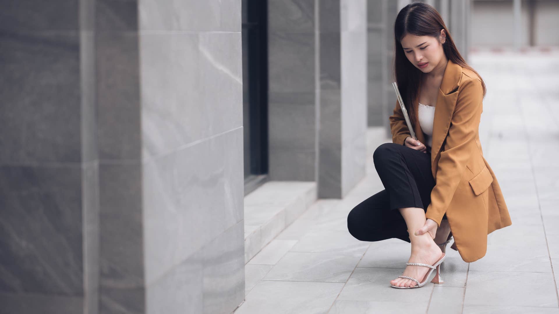 woman with numb foot as first warning of diabetes